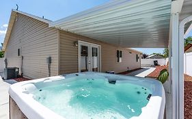 Fully Stocked Home With Hot Tub And Private Yard